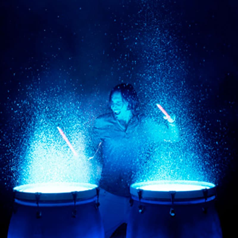 Dena mit Drum Act oder Band