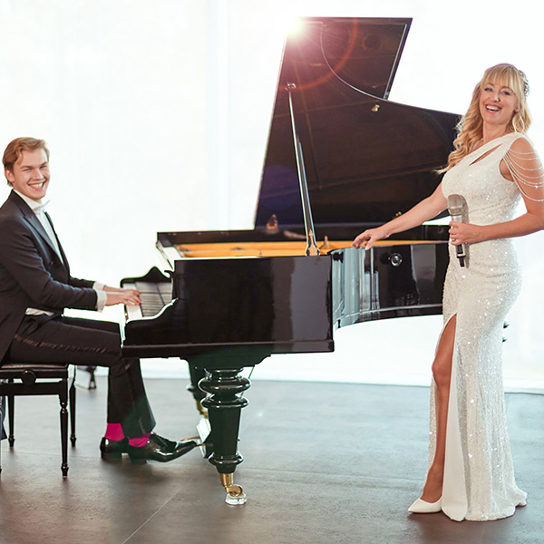 Dena Davies mit Duo Partner - hier am Flügel