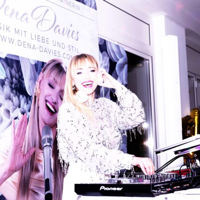 Dena Davies DJ ane und Sängerin