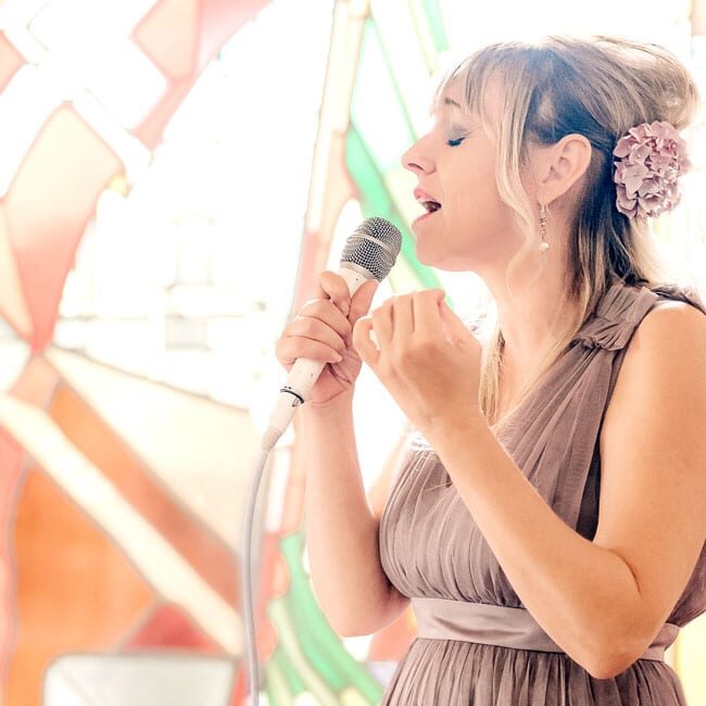 Dena Davies als Solo Sängerin für Ihren Event